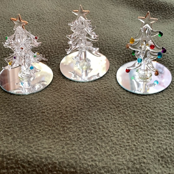 Set of 3 decorative glass Christmas trees on mirrored stands. Approx 3” x 2 1/2” - Picture 2 of 5